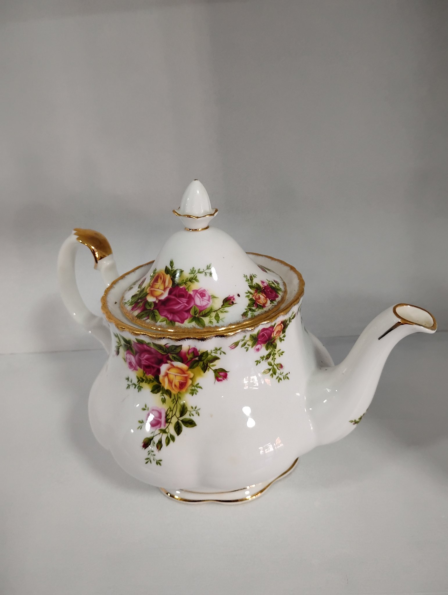Royal Albert Old Country Roses - teapot (two views) (2)